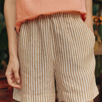 Bequeme Shorts aus Leinen in Bronze mit weiße Streifen - The Baltic Shop