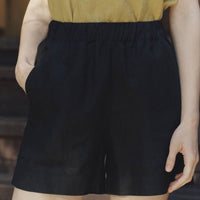 Bequeme Shorts aus Leinen in Schwarz - The Baltic Shop