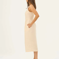 Camilla Kleid in Sandfarbe – Feminine Leichtigkeit aus Leinen - The Baltic Shop