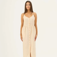 Camilla Kleid in Sandfarbe – Feminine Leichtigkeit aus Leinen - The Baltic Shop