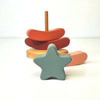 Handgefertigtes Holzstapelspielzeug in 3 Farben - Weihnachtsbaum - The Baltic Shop
