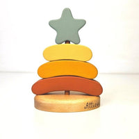 Handgefertigtes Holzstapelspielzeug in 3 Farben - Weihnachtsbaum - The Baltic Shop