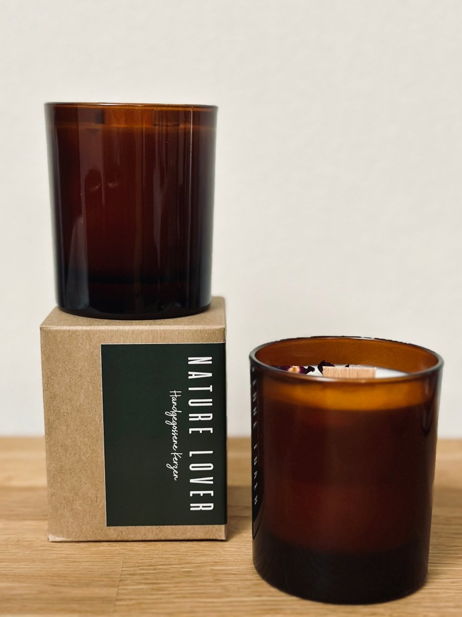 Kerze im Glas mit Ätherischen Öl der Patschuli – The Baltic Shop