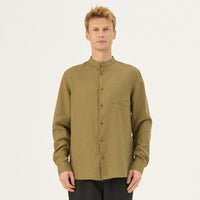 Khaki Leinenhemd mit Stehkragen – Herren Hemd aus 100 % Leinen - The Baltic Shop