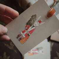 Kleine flache Karte „Winterhase mit Baum“ - The Baltic Shop