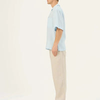 Libertas Shirt in Baby Blau – Moderne Leichtigkeit aus Leinen - The Baltic Shop