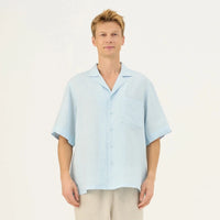 Libertas Shirt in Baby Blau – Moderne Leichtigkeit aus Leinen - The Baltic Shop
