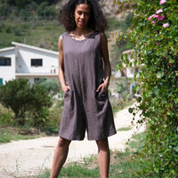 Overall aus Leinen mit Gürtel in Taupe - The Baltic Shop