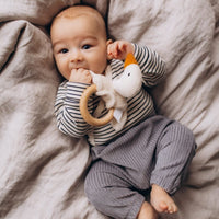 Rassel mit Holzring aus Bio Baumwolle - The Baltic Shop