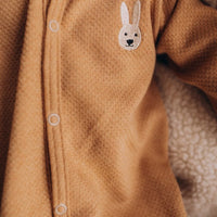 Schlafanzug mit Hasen Stickerei, 100% Bio Baumwolle - The Baltic Shop