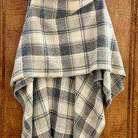 Poncho aus 100% Wolle in 2 Farben - The Baltic Shop