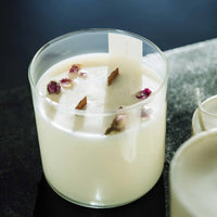 Rosenkerze in einem Glasvotiv mit Holzdochten - The Baltic Shop