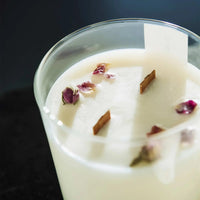 Rosenkerze in einem Glasvotiv mit Holzdochten - The Baltic Shop