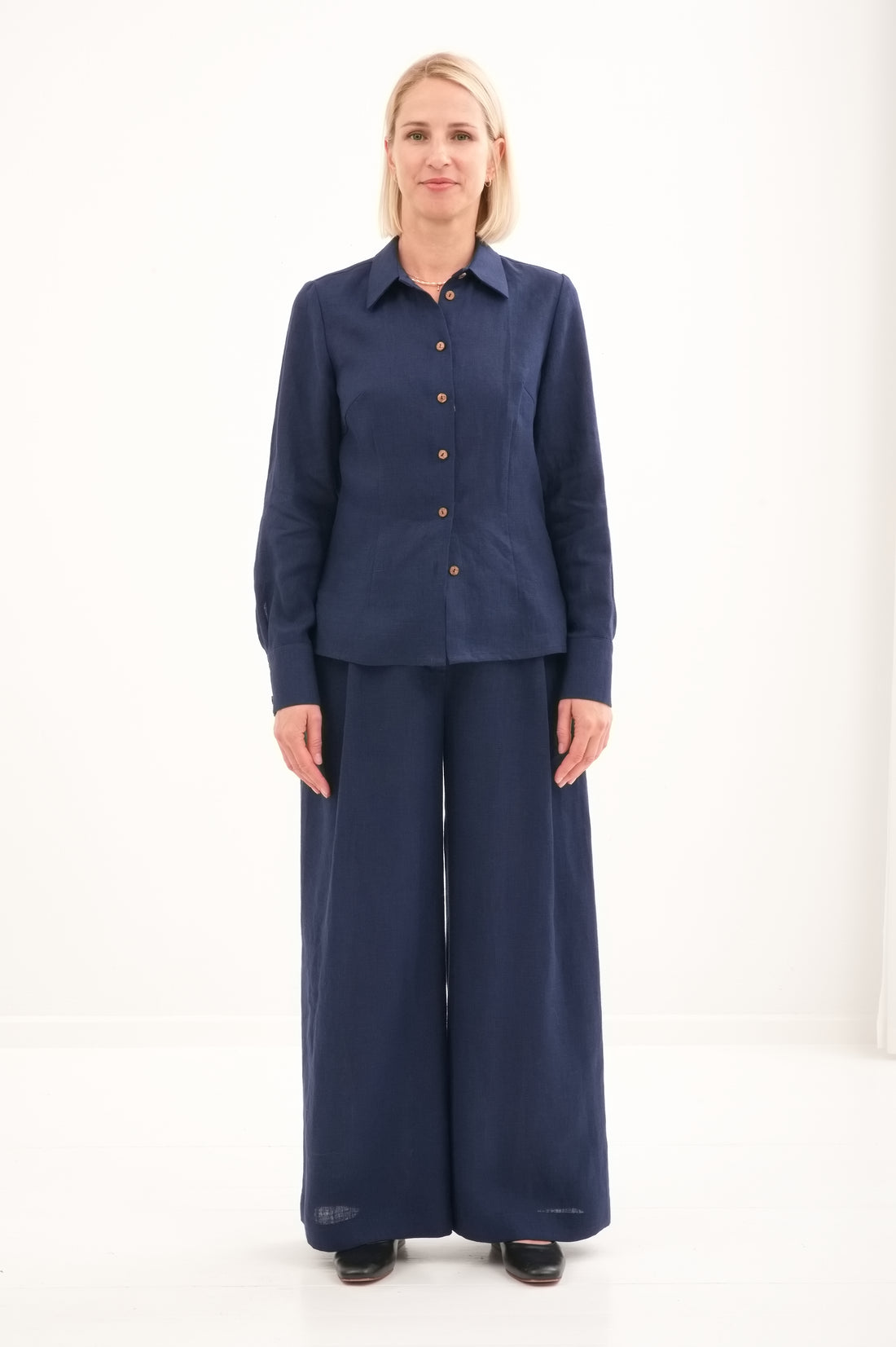 Klassisches Leinenhemd "Dina" mit Kokosknöpfe AW26