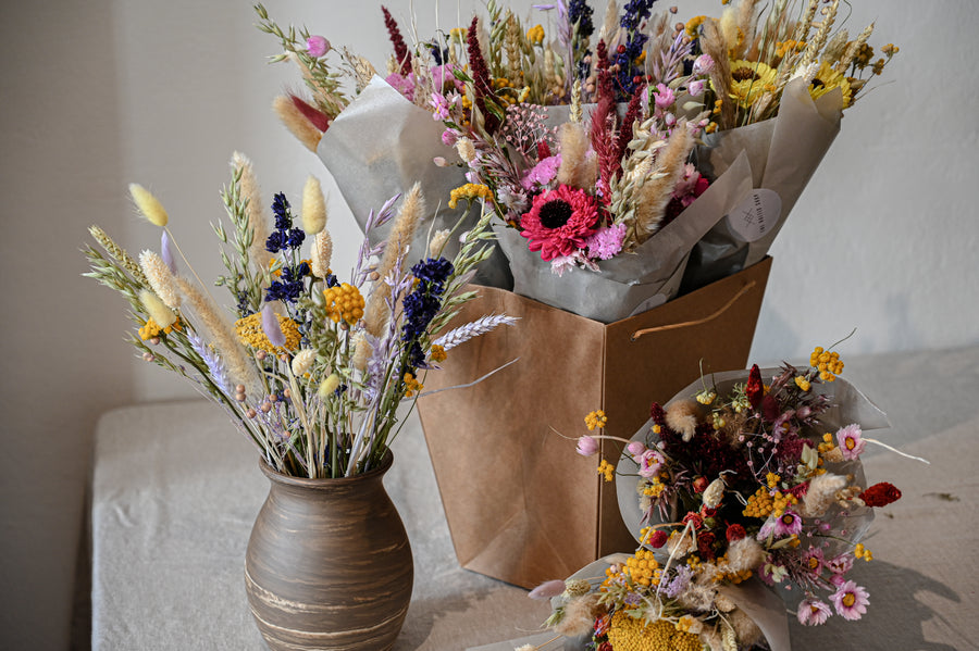 Trockenblumenstrauß in verschiedene Farben