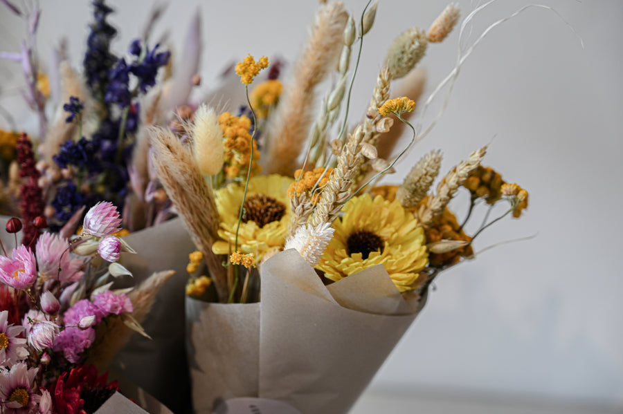 Trockenblumenstrauß in verschiedene Farben