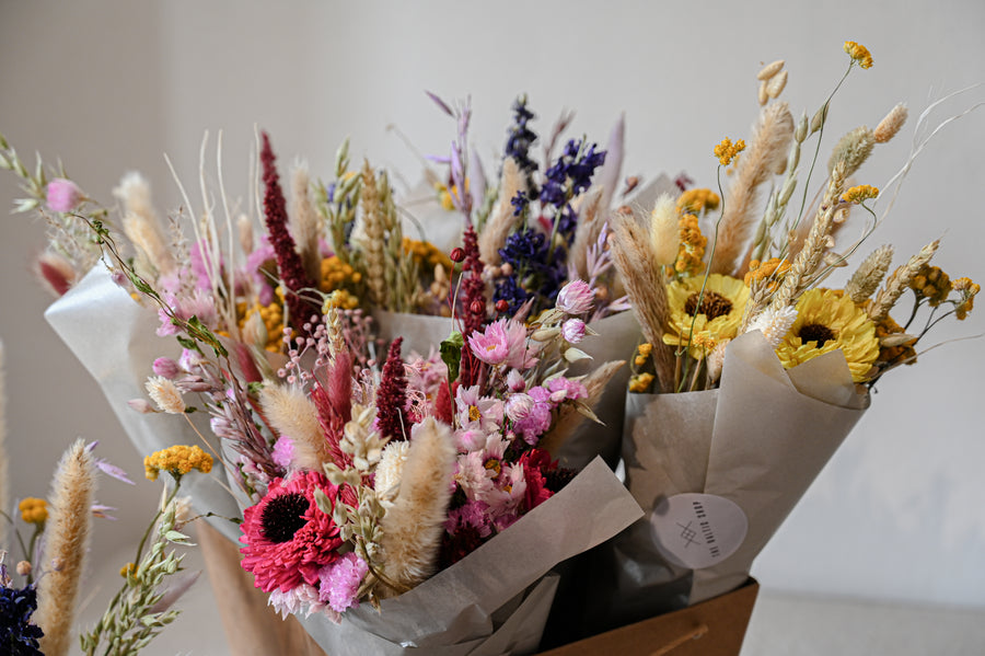 Trockenblumenstrauß in verschiedene Farben