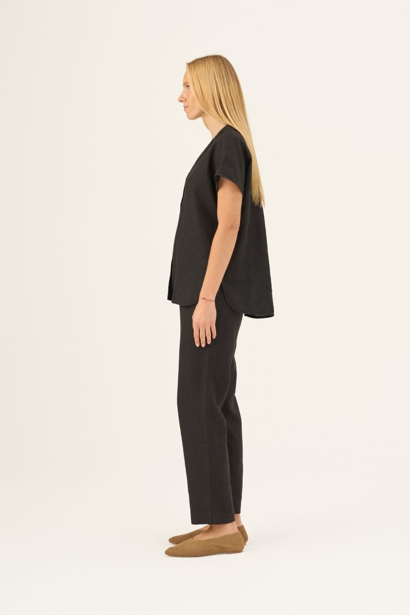 Ärmellose Bluse aus schwarzen Leinen "Melody" - The Baltic Shop