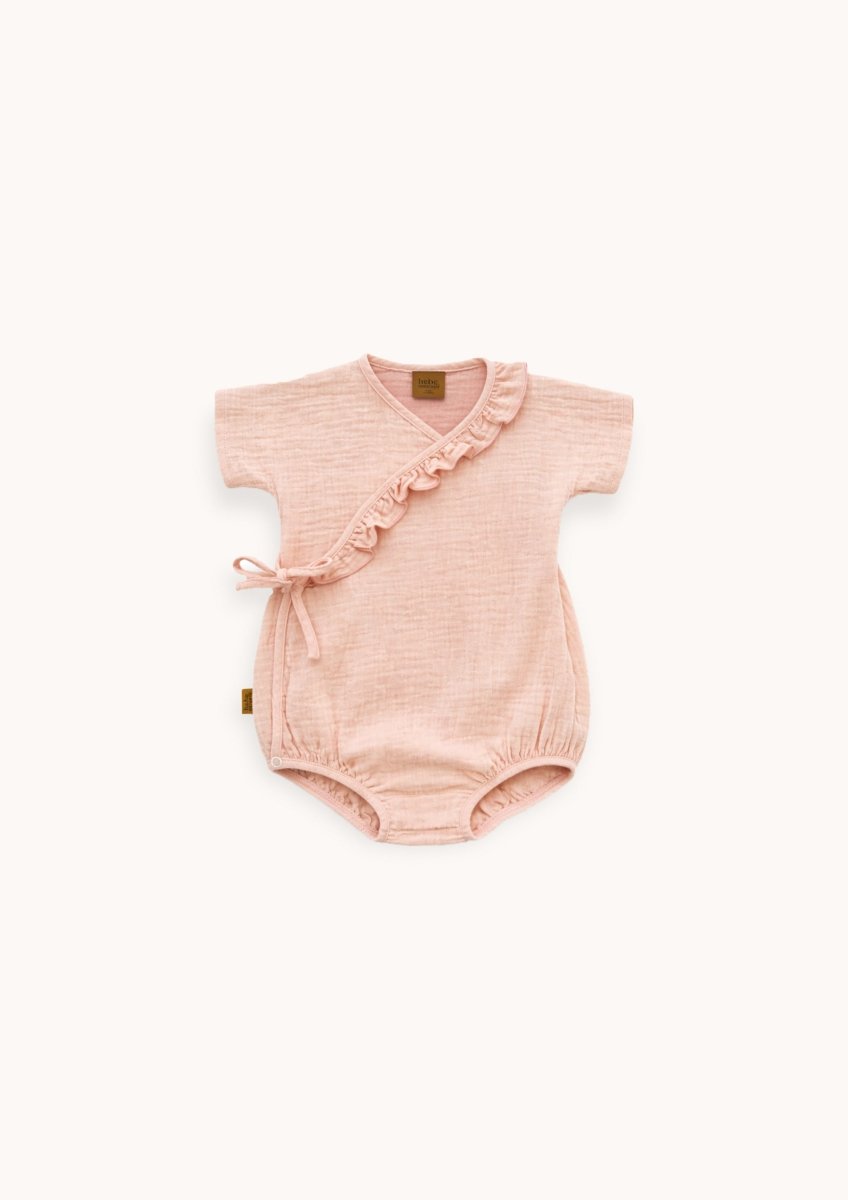 Baby Musselin - Body mit Rüschen in Rosa - The Baltic Shop