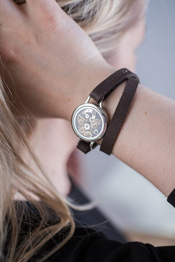 Braunes Lederarmband mit echten Uhrwerksrädern - The Baltic Shop