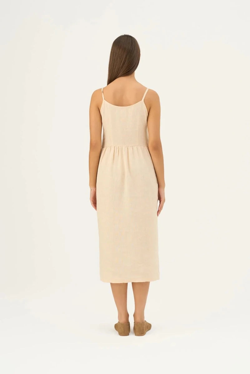 Camilla Kleid in Sandfarbe – Feminine Leichtigkeit aus Leinen - The Baltic Shop
