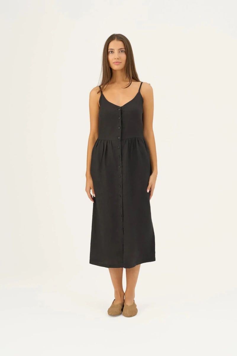 Camilla Kleid in Schwarz – Feminine Leichtigkeit aus Leinen - The Baltic Shop