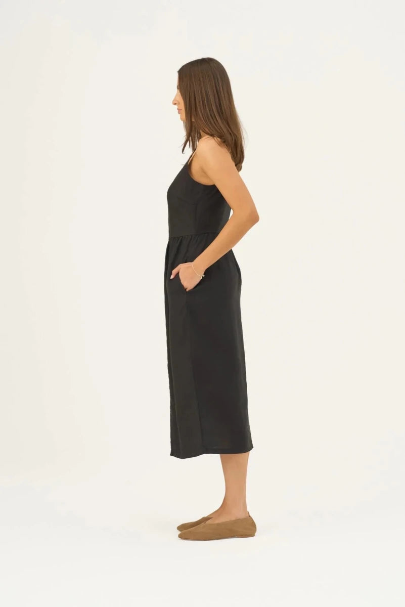 Camilla Kleid in Schwarz – Feminine Leichtigkeit aus Leinen - The Baltic Shop