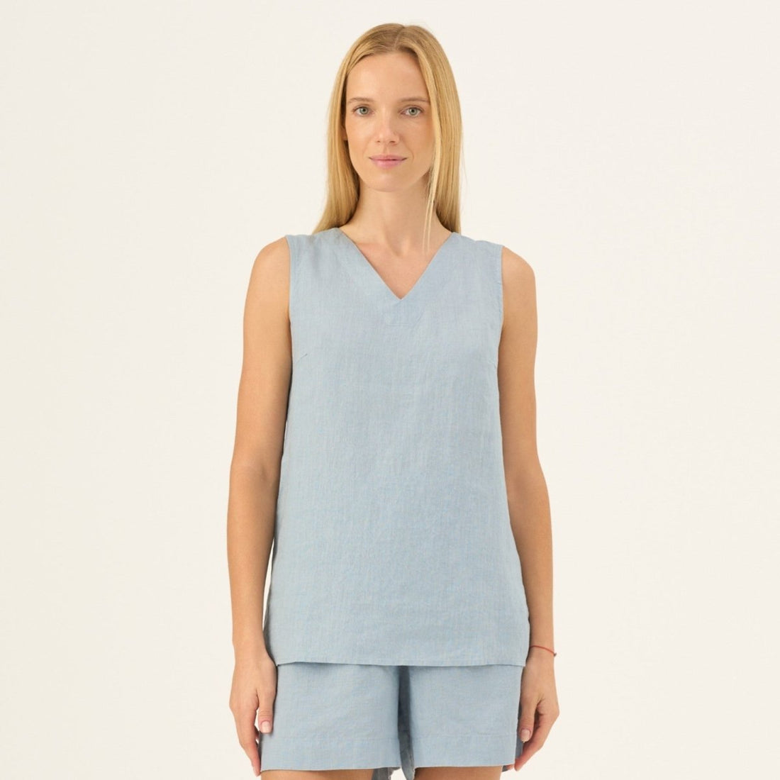Daffodil V - Neck Leinentop in Hellblau - The Baltic Shop