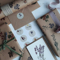 Geschenkpapier aus Kraftpapier mit Wiesenblumen, 3 - teilig - The Baltic Shop