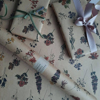 Geschenkpapier aus Kraftpapier mit Wiesenblumen, 3 - teilig - The Baltic Shop