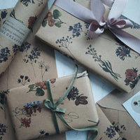 Geschenkpapier aus Kraftpapier mit Wiesenblumen, 3 - teilig - The Baltic Shop