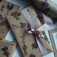 Geschenkpapier aus Kraftpapier mit Wiesenblumen, 3 - teilig - The Baltic Shop