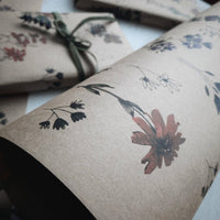 Geschenkpapier aus Kraftpapier mit Wiesenblumen, 3 - teilig - The Baltic Shop