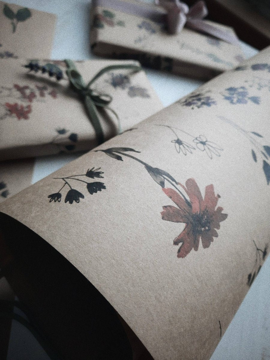 Geschenkpapier aus Kraftpapier mit Wiesenblumen, 3 - teilig - The Baltic Shop