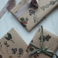 Geschenkpapier aus Kraftpapier mit Wiesenblumen, 3 - teilig - The Baltic Shop