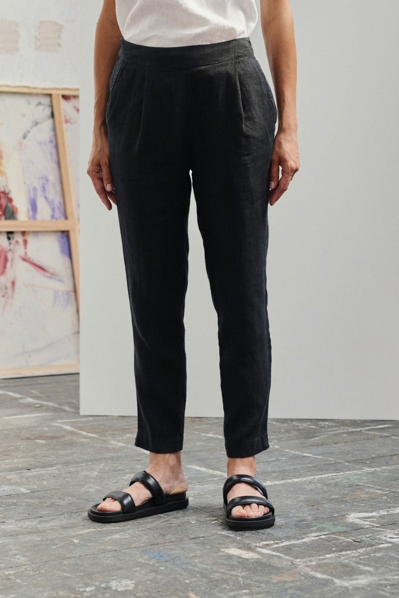 Gladiolus Hose aus Leinen in Schwarz - The Baltic Shop