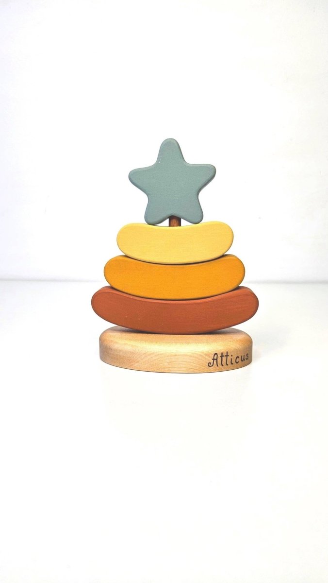 Handgefertigtes Holzstapelspielzeug in 3 Farben - Weihnachtsbaum - The Baltic Shop
