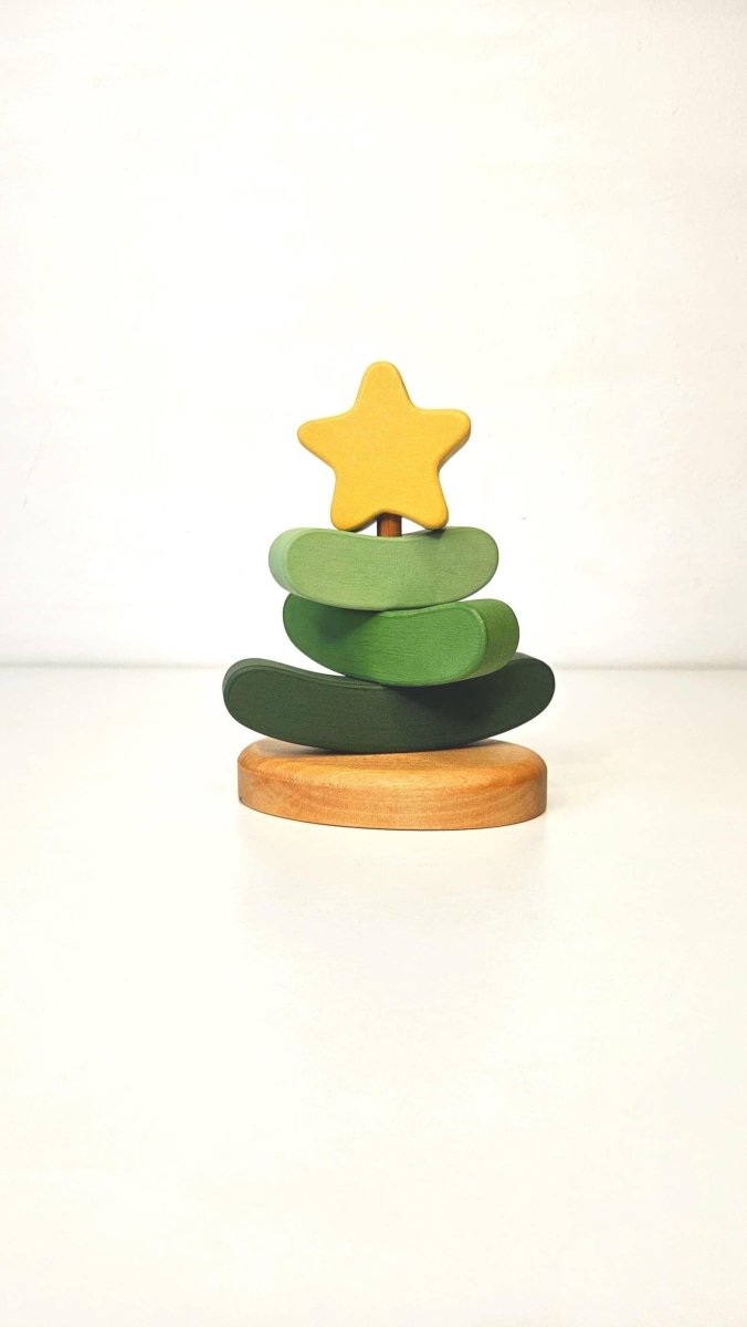 Handgefertigtes Holzstapelspielzeug in 3 Farben - Weihnachtsbaum - The Baltic Shop
