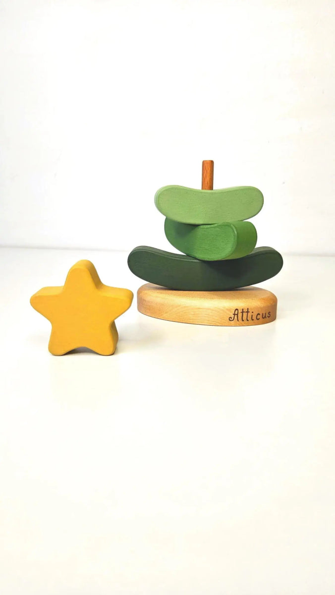 Handgefertigtes Holzstapelspielzeug in 3 Farben - Weihnachtsbaum - The Baltic Shop