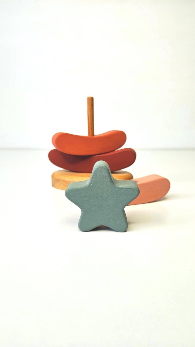 Handgefertigtes Holzstapelspielzeug in 3 Farben - Weihnachtsbaum - The Baltic Shop