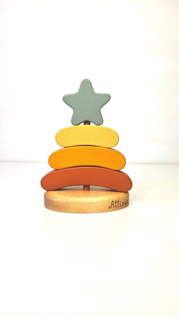 Handgefertigtes Holzstapelspielzeug in 3 Farben - Weihnachtsbaum - The Baltic Shop