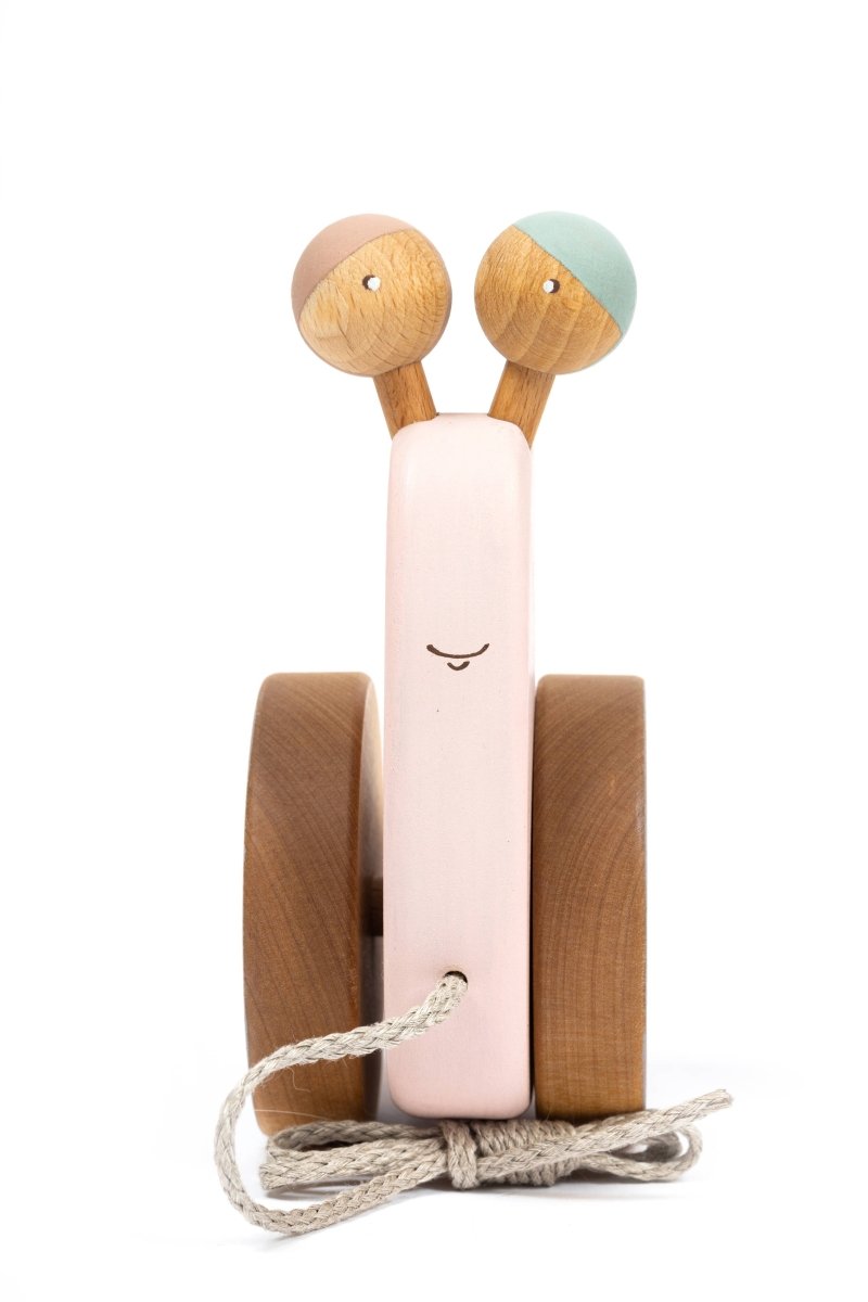 Handgefertigtes Schnecken - Ziehtier aus Birkenholz in Rosa - The Baltic Shop