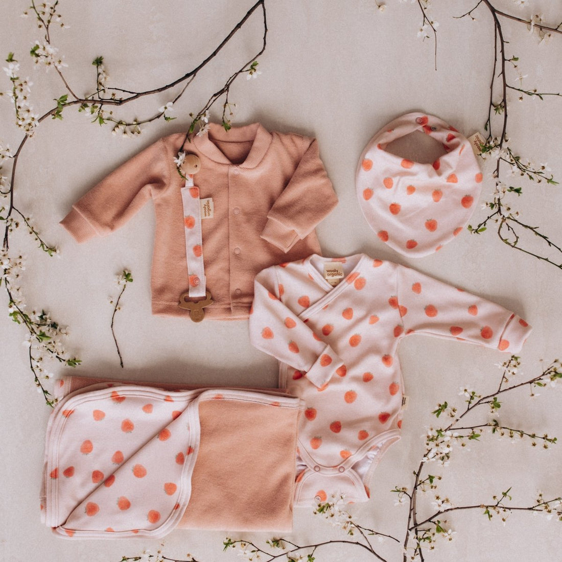 Jacke aus Bio Baumwolle mit Erdbeerstickerei - The Baltic Shop