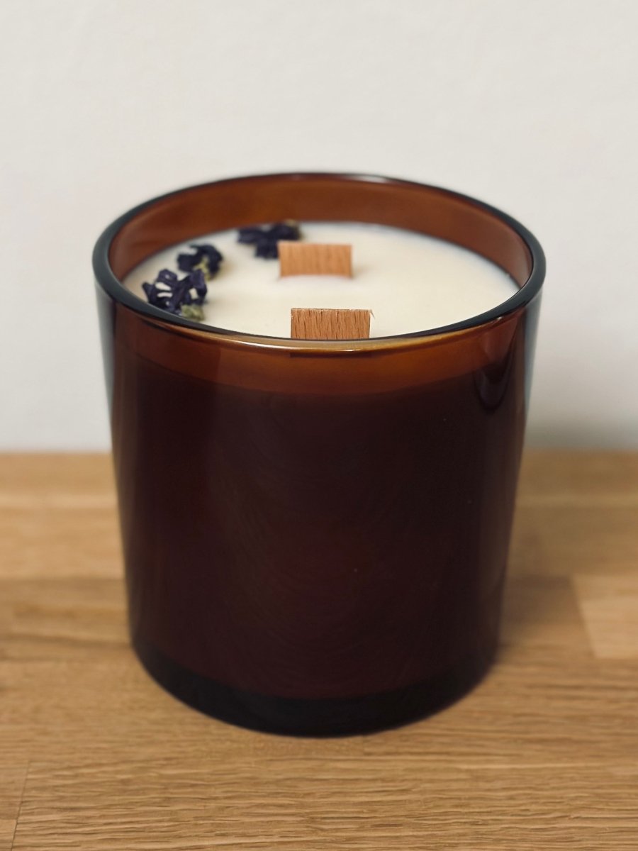 Kerze im Glas mit Ätherischen Öl der Patschuli - The Baltic Shop