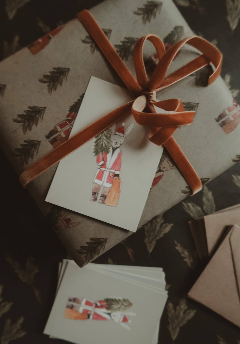 Kleine flache Karte „Winterhase mit Baum“ - The Baltic Shop