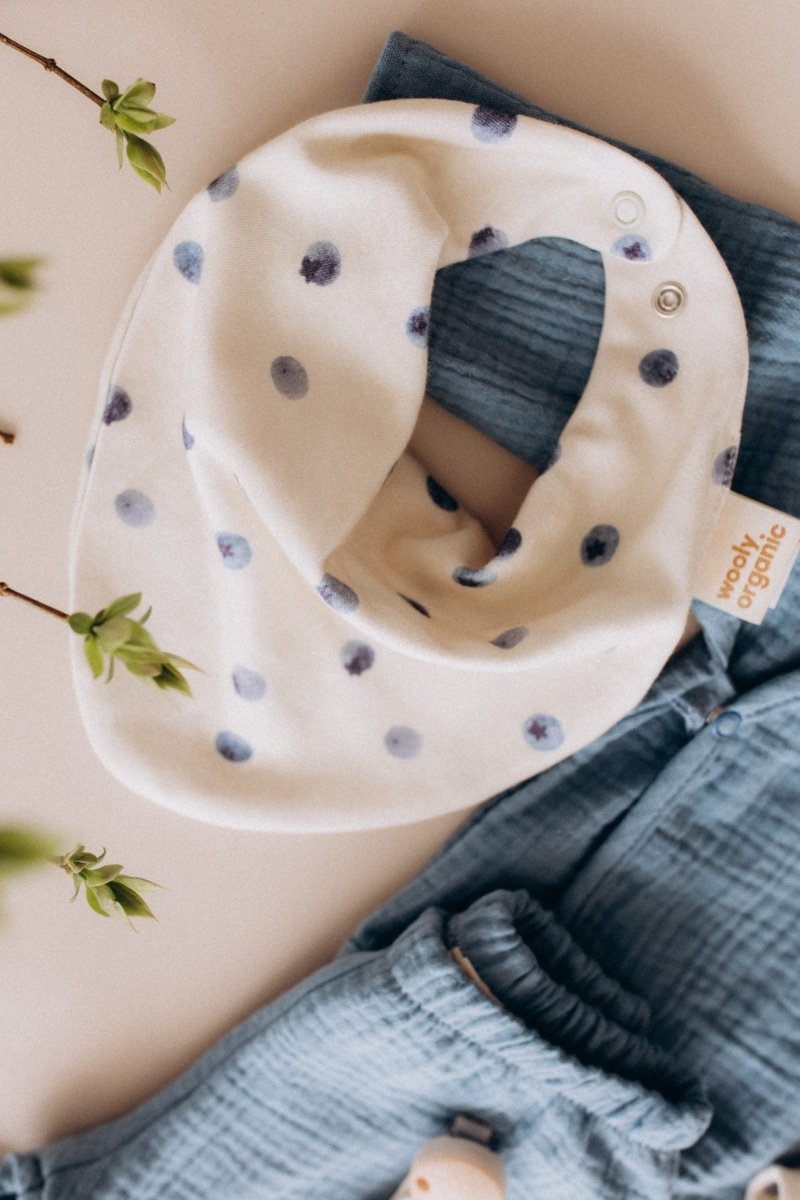 Lätzchen mit Erdbeeren oder Blaubeeren aus Bio Baumwolle - The Baltic Shop