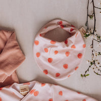 Lätzchen mit Erdbeeren oder Blaubeeren aus Bio Baumwolle - The Baltic Shop