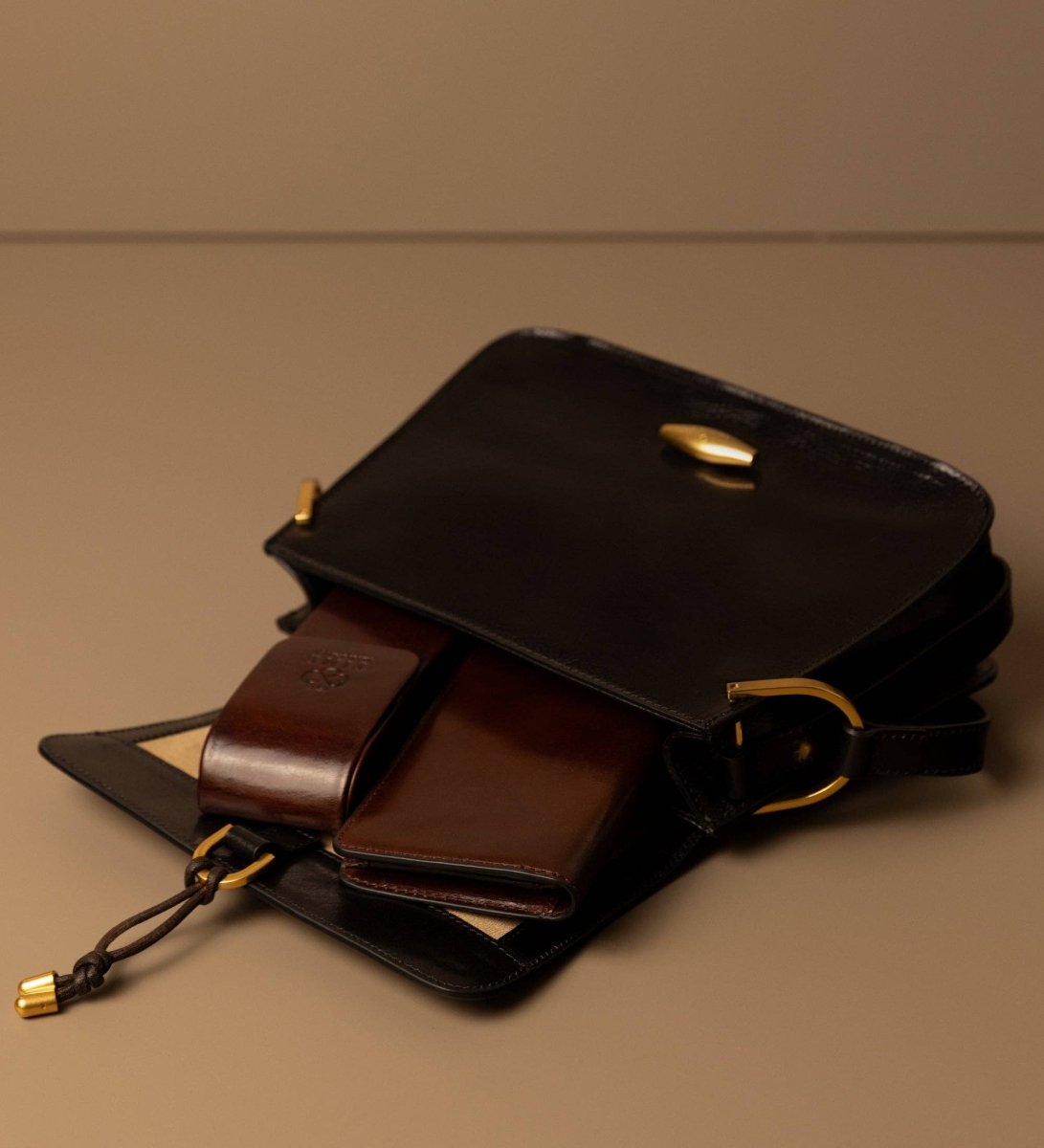 Leder Klappentasche für Damen - Possession - The Baltic Shop