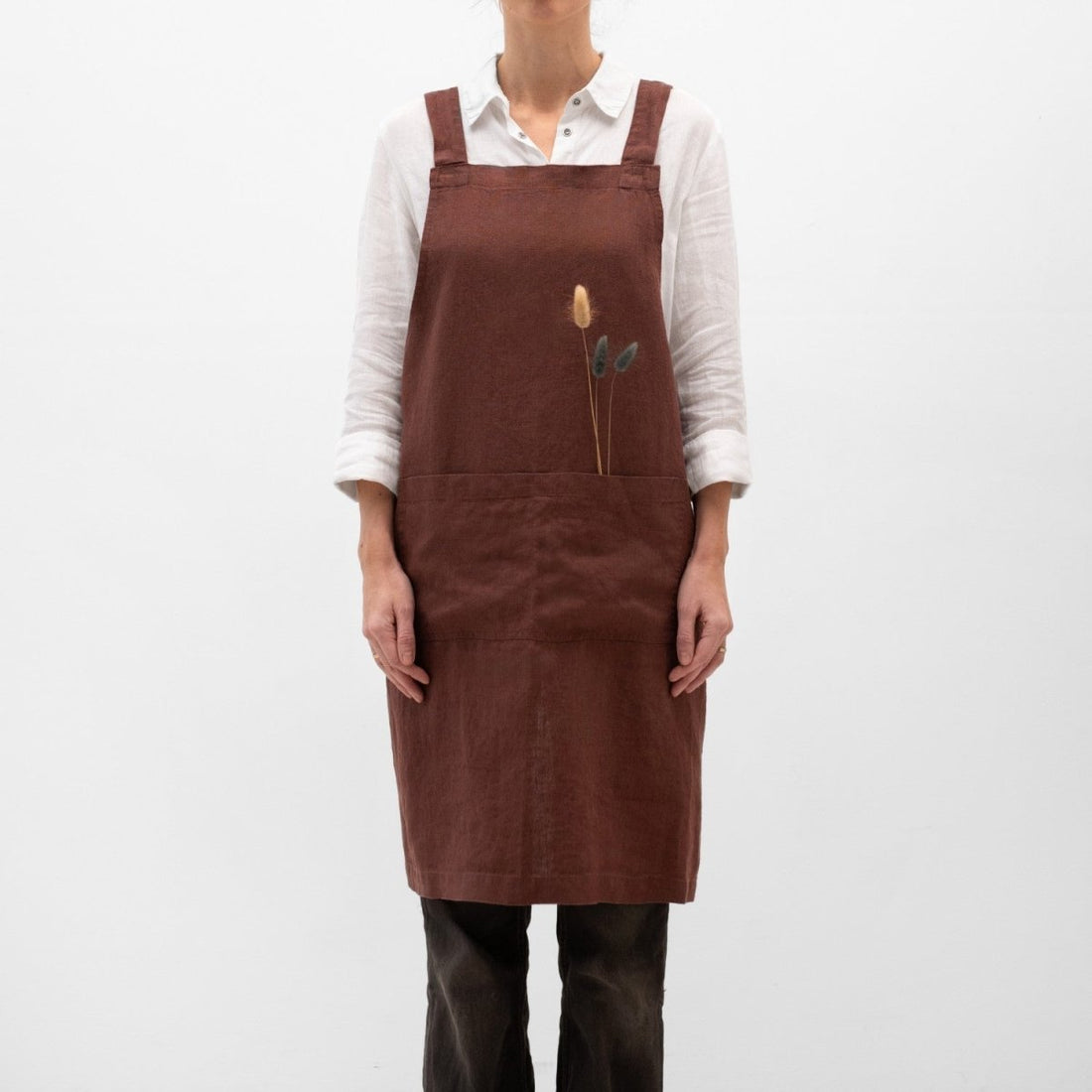 Leinen Crossback Schürze – Komfort trifft zeitloses Design - The Baltic Shop