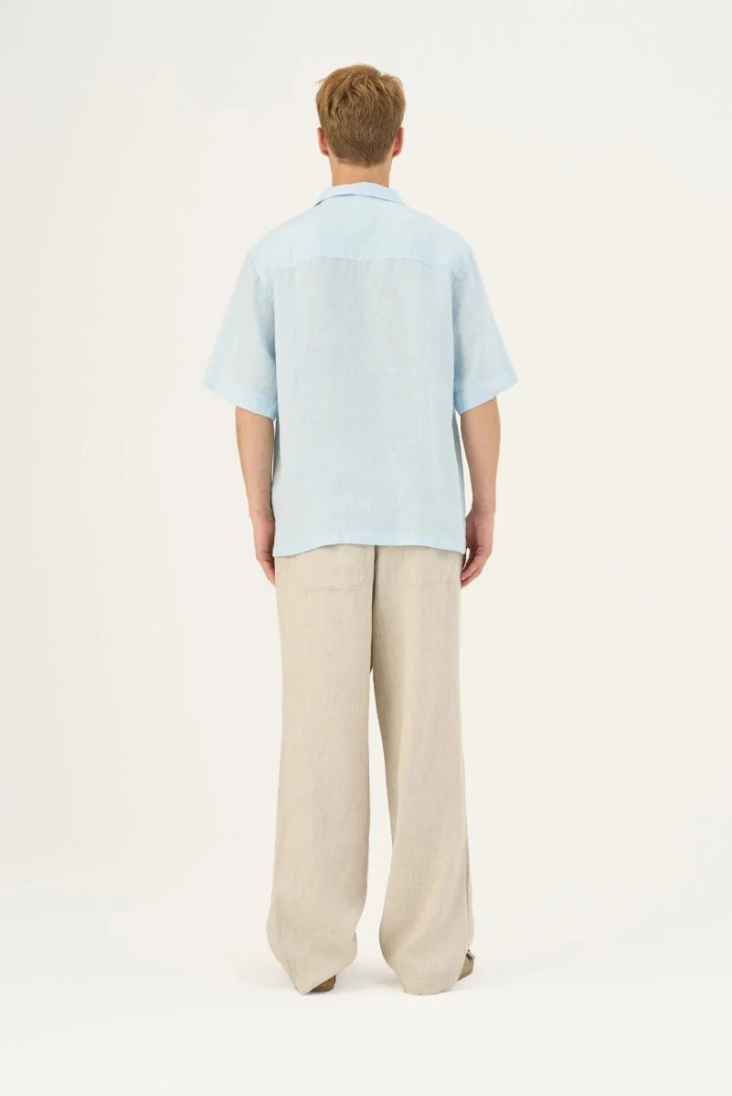 Libertas Shirt in Baby Blau – Moderne Leichtigkeit aus Leinen - The Baltic Shop